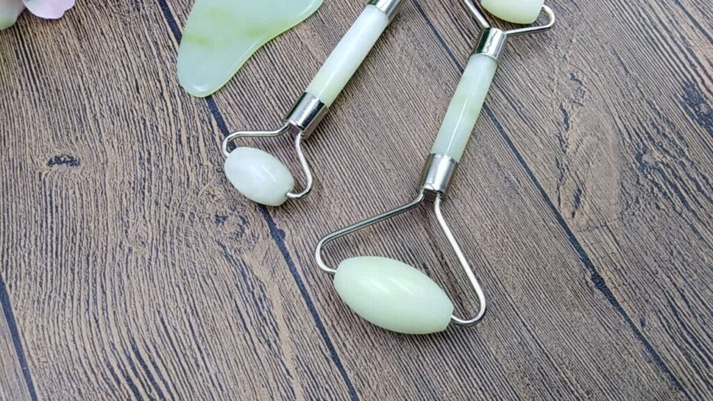 jade roller and gua sha set