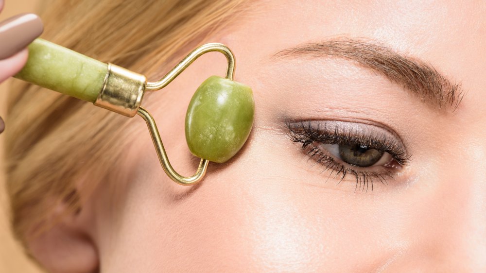 jade roller can help reduce the dark circles